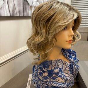 EDITOR'S PICK WIG BY RAQUEL WELCH | SS Shaded Biscuit NWT